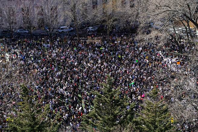 在仇恨亚裔风潮席卷全美之际，许多民眾3月21日参加了在纽约曼哈顿华埠哥伦布公园（Columbus Park）的反仇恨与反种族歧视大集会。（美联社）