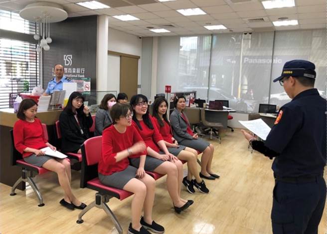 苗栗县警察局防止民眾受诈骗，加强预防诈欺犯罪宣导，并与金融机构、超商合作拦阻诈骗。（警方提供／何冠娴苗栗传真）