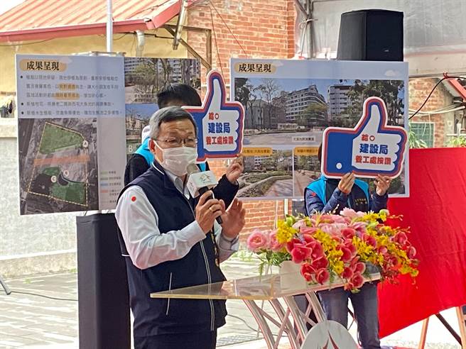 台中市建设局长陈大田表示，西平大渔池文化公园改建后，让视线可穿透至烈美堂，创造遶境活动可停留的广场空间，增设1座水池重塑大渔池意象。（卢金足摄）