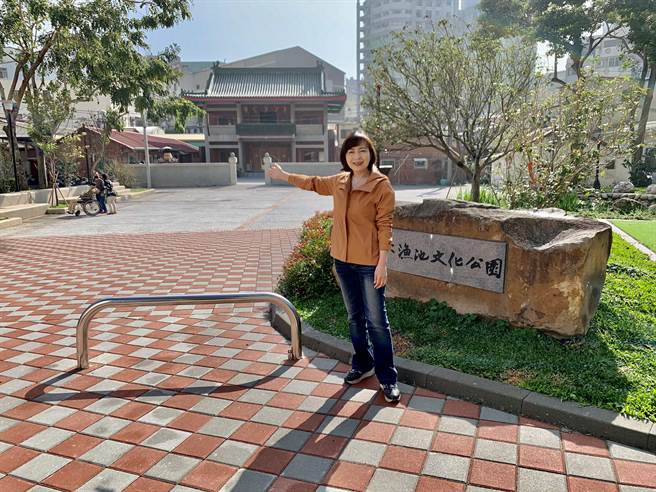 台中市议员陈淑华指出，市府全面整建公园赋予独特的文化建设、在地精神，增加公园的深度与广度，重现大渔池意象、融入老二妈省亲活动。（卢金足摄）