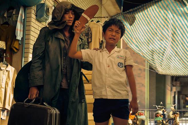 出现在电影银幕的小不点流泪喊出他一开始登场的叫卖声「舶来品、舶来品，三双两百」跟父母道别。（公视、myVideo提供）