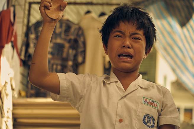 小不点流泪喊出他一开始登场的叫卖声「舶来品、舶来品，三双两百」跟父母道别。（公视、myVideo提供）