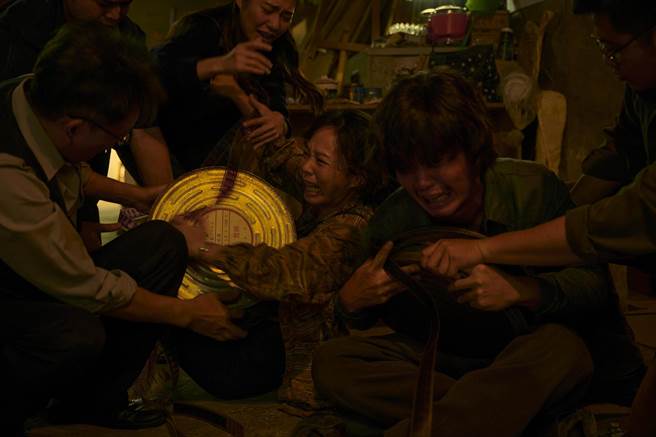 孙淑媚与杨大正深怕儿子就此消失崩溃抢电影胶卷画面，令观眾揪心。（公视、myVideo提供）