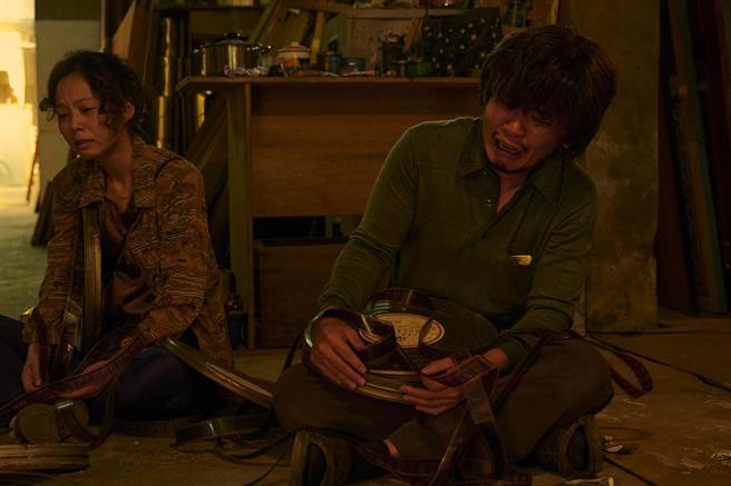 孙淑媚与杨大正深怕儿子就此消失崩溃抢电影胶卷画面，令观眾揪心。（公视、myVideo提供）