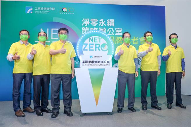 协助台湾迈向净零碳排的愿景，（左至右为）材化所副所长赖秋助、材化所所长李宗铭、副院长彭裕民、绿能所所长王人谦、绿能所副所长郑名山及企划与研发处副处长许智有。（罗浚滨摄）