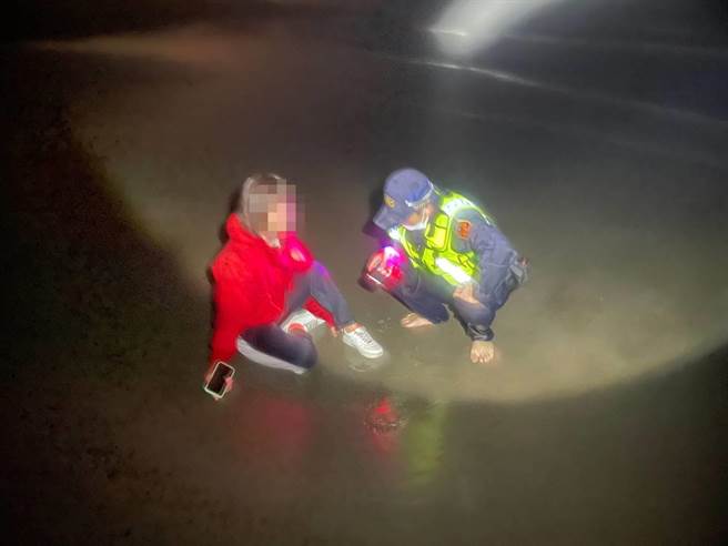 邱姓女子因心情不佳到海邊看海，但卻一不注意落入水中，幸好警方即時趕到現場救援。（姜霏翻攝）