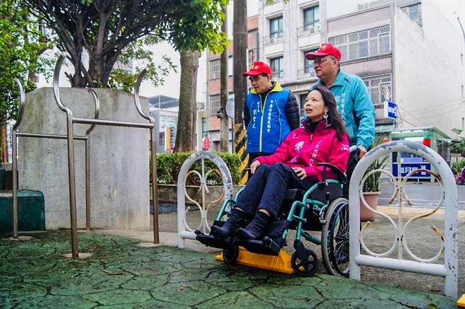 竹北市民代表蔡雅鍹在公九公园的路阻，实测轮椅通行状况。（罗浚滨摄）