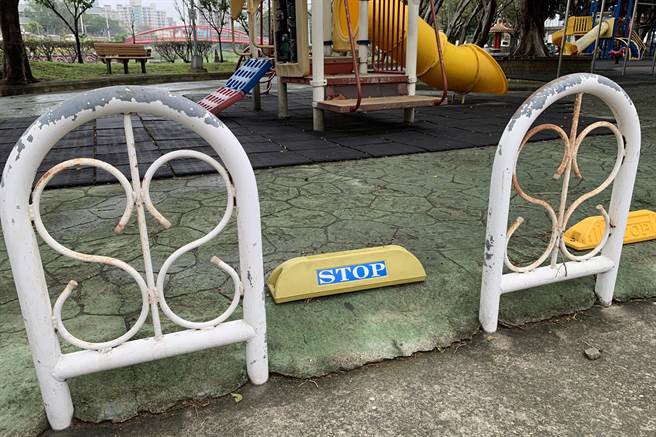 竹北市民代表蔡蕥鍹步统计竹北市有9处公园，仍存有14座铁制障碍物，影响轮椅族、年长者及婴儿车的通行权。（罗浚滨摄）