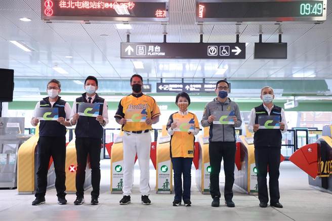 台中捷運攜手中信兄弟球隊，打造文心崇德車站為棒球主題車站，22日熱鬧開箱。（林欣儀攝）