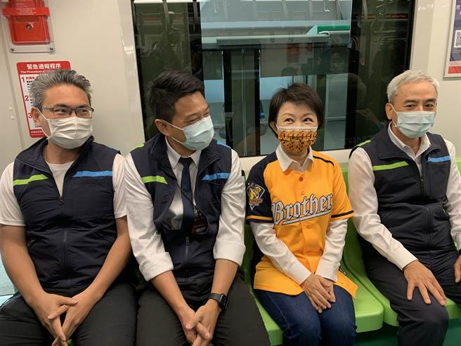 台中市長盧秀燕(右二)搭乘捷運，面對外界質疑與立法院副院長蔡其昌互別苗頭，她呼籲別讓捷運沾染政治味。(林欣儀攝)