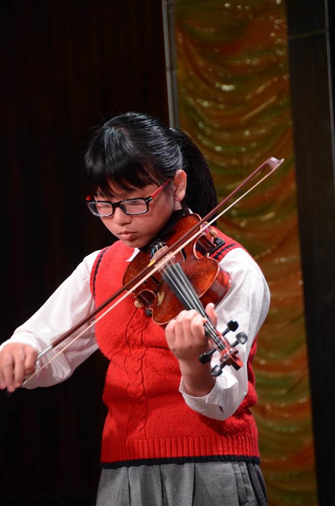 双溪国中小婷（化名）透过拉琴找到自信心与生活目标，期盼能一步一步筑起她的音乐梦。（新北市教育局提供／许哲瑗新北传真）