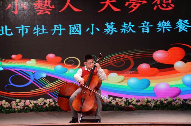 教练相中小展身材高壮、手臂偏长，安排他改学大提琴。（新北市教育局提供／许哲瑗新北传真）
