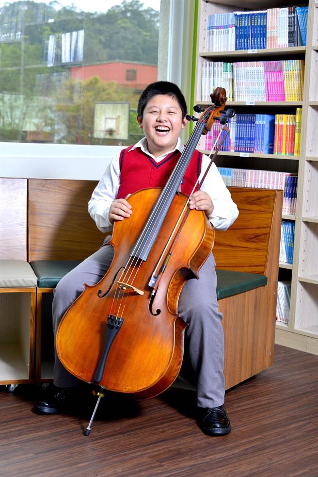 小展（化名）发现拉琴时可以忘却烦恼，慢慢地愈拉愈好、重拾自信。（新北市教育局提供／许哲瑗新北传真）