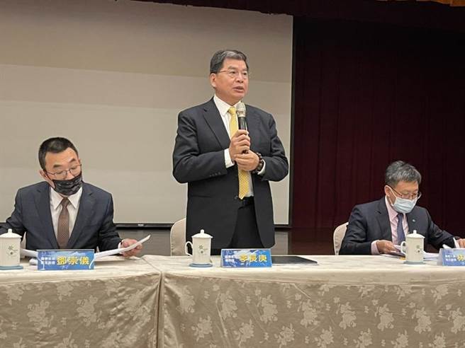 （國泰金控總經理李長庚(中)22日主持法說會。圖／本報資料照片）