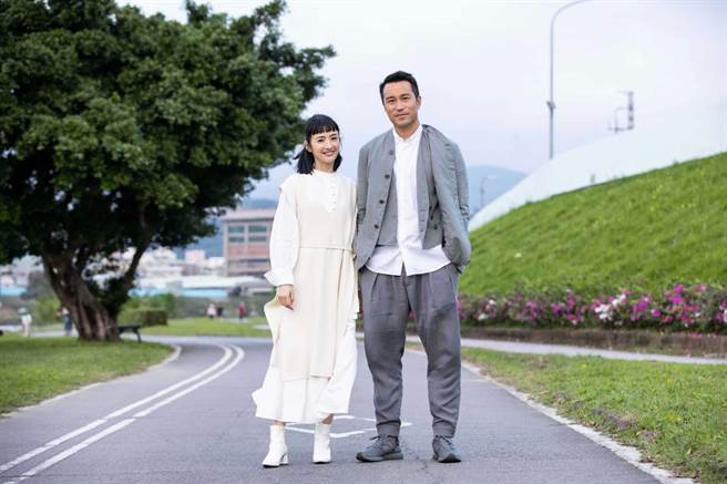 张孝全、林依晨在〈各自安好〉MV里饰演一对分手情侣再次相遇己各有幸福结局。（相信音乐提供）