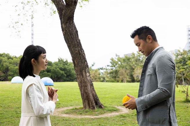 张孝全、林依晨在〈各自安好〉MV里饰演一对分手情侣再次相遇己各有幸福结局。（相信音乐提供）