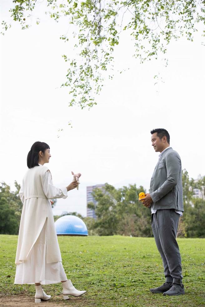 张孝全、林依晨在〈各自安好〉MV里饰演一对分手情侣再次相遇己各有幸福结局。（相信音乐提供）