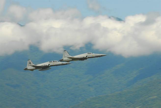 图为2011年台东航空站9日举办30周年庆园游会，安排有F5E战机分列式表演。（资料照／庄哲权摄）