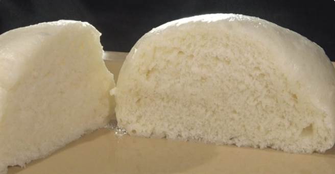 日本品牌井村屋近日推出一款「无馅料包子」，微波后即可食用，除了品嚐麵糰的原味，消费者也可依自己喜好，加入其他馅料。(图/截自井村屋推特)