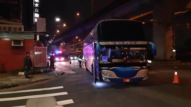 新北市五股区昨（21日）晚间9时许发生死亡车祸！52岁沈姓驾驶21日晚间9时许，驾驶游览车行经五股区新五路二段时，与刚打完工的21岁范姓骑士发生碰撞，范男撞上游览车右前方后当场失去呼吸心跳（翻摄照片／戴上容新北传真）