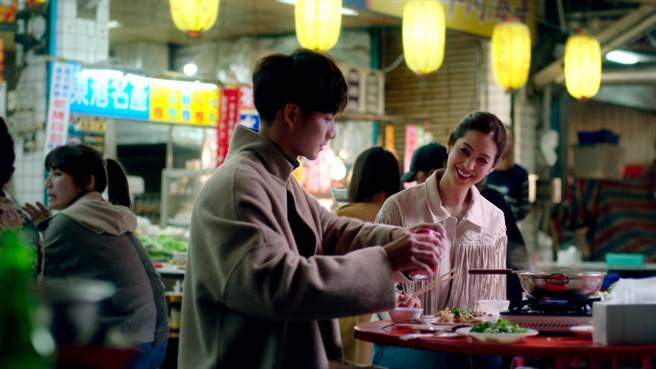 莫允雯、吴念轩剧中一起吃羊肉炉。（三立提供）