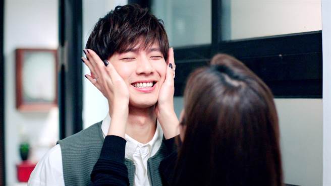 莫允雯手摸吴念轩脸颊亲昵叫他「小猪猪」。（三立提供）