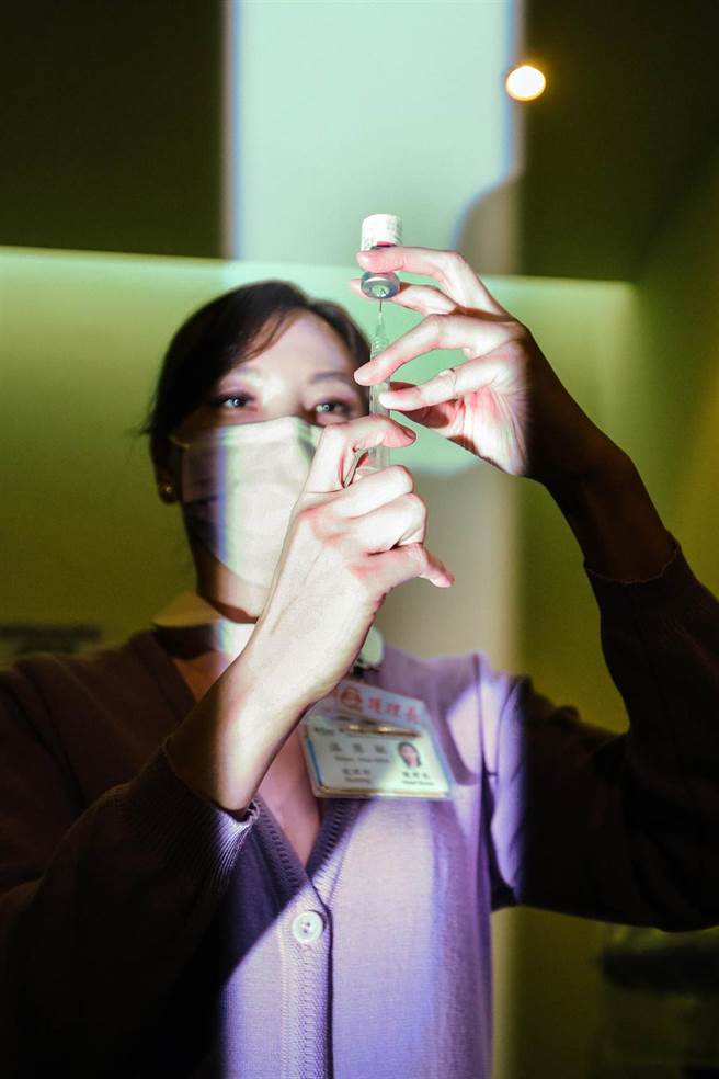 首批COVID-19(2019冠狀病毒疾病)牛津AZ疫苗自22日起在全台57家醫院開打。行政院長蘇貞昌和衛生福利部長陳時中一大早到台大醫院率先接種疫苗，希望能給大家帶來安心、安定的作用。（鄧博仁攝）