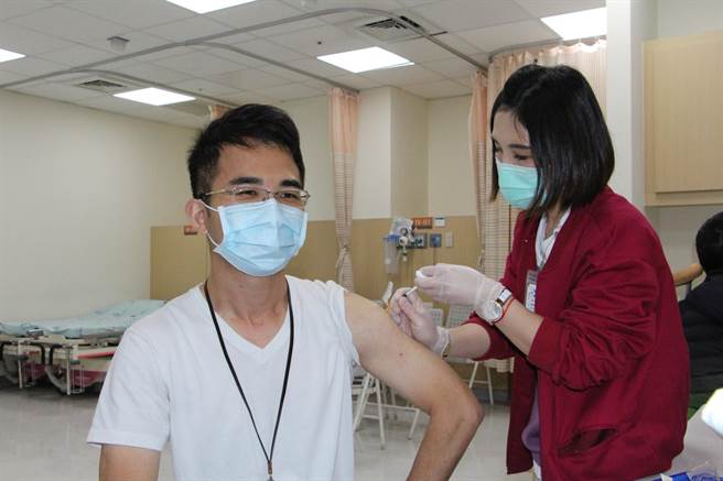 大千醫院心臟外科主任楊智鈞為苗栗縣第一位施打新冠肺炎疫苗者，他表示施打過程沒有不舒服感，整體都很順利。（何冠嫻攝）