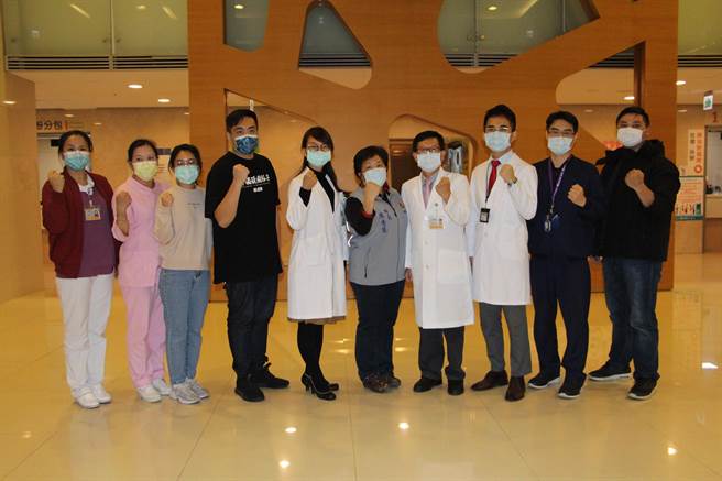 全台AZ疫苗22日開打，苗栗縣第一線醫護人員首批接種疫苗，施打後狀況良好。（何冠嫻攝）