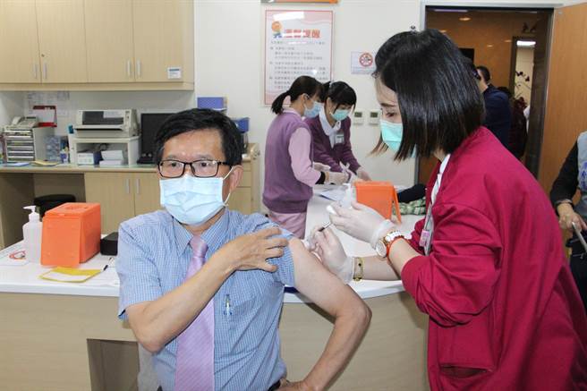 大千醫院副院長羅財樟22日接種疫苗，他表示，「預防勝於治療」，鼓勵醫療人員踴躍施打。（何冠嫻攝）