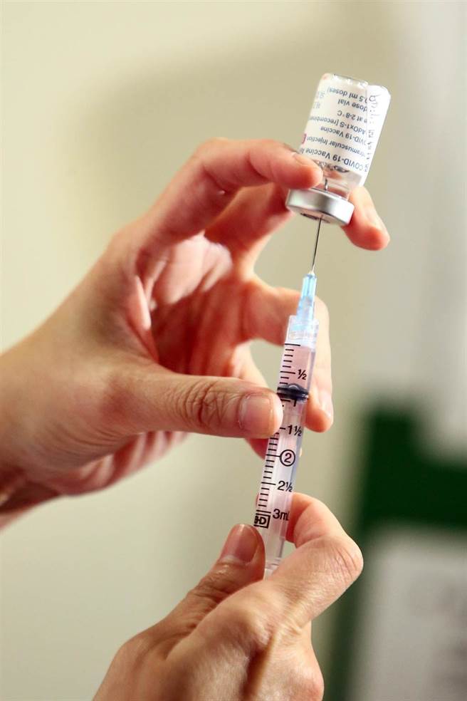 首批COVID-19(2019冠狀病毒疾病)牛津AZ疫苗自22日起在全台57家醫院開打。行政院長蘇貞昌和衛生福利部長陳時中一大早到台大醫院率先接種疫苗，希望能給大家帶來安心、安定的作用。（鄧博仁攝）