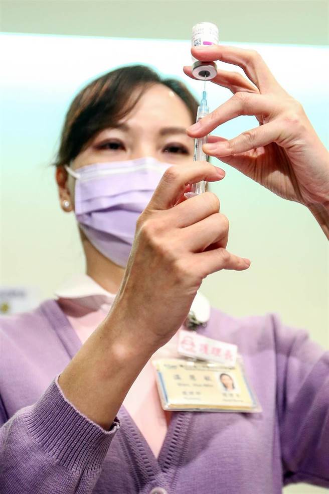 首批COVID-19(2019冠狀病毒疾病)牛津AZ疫苗自22日起在全台57家醫院開打。行政院長蘇貞昌和衛生福利部長陳時中一大早到台大醫院率先接種疫苗，希望能給大家帶來安心、安定的作用。（鄧博仁攝）