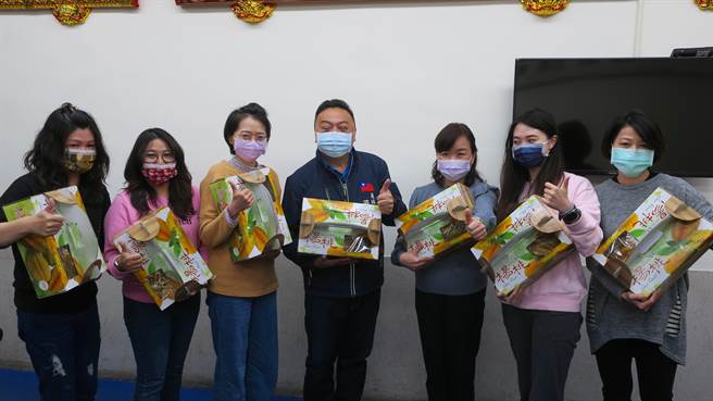 員林市長游振雄（中）去年底認購百果山上湖水里黃煥奎楊桃園中的百年楊桃樹，近日正值產季，員林果菜市場設計專屬楊桃禮盒，正式在電商平台東森購物網上架販售。（謝瓊雲攝）