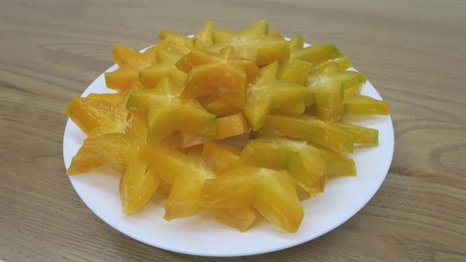 百年楊桃切開後光澤鮮豔誘人，果實個頭雖小，但肉質細嫩且香甜多汁，不像一般楊桃會有帶點澀感，吃過的人都讚不絕口。（謝瓊雲攝）