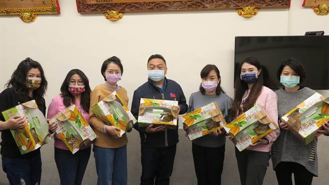 員林市長游振雄（中）去年底認購百果山上湖水里黃煥奎楊桃園中的百年楊桃樹，近日正值產季，員林果菜市場設計專屬楊桃禮盒，正式在電商平台東森購物網上架販售。（謝瓊雲攝）