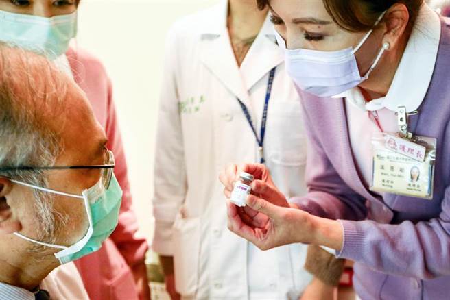 台大医院剩最多AZ疫苗未打，院长吴明贤亲自回应反击，台大每天都有800人接种，到周三下班，就只会剩下130人份。图为院长吴明贤（左）接种AZ疫苗。（资料照／邓博仁摄）