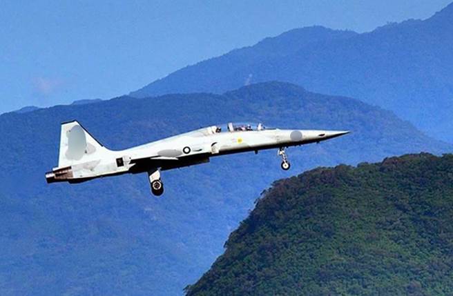 空軍2架F5-E空中擦撞墜海 失事天氣資料曝光 （F5-E同型機／資料照片）