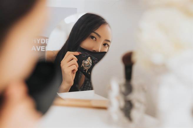 艺人吴速玲拍摄产品宣传照。(梵洛克提供)