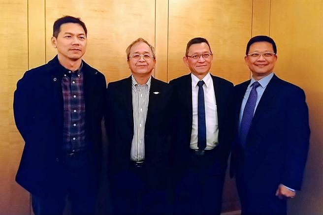 飞捷董事长林大成(左2)，共同总经理卓君弘(右2)及徐嘉宏(左1)、行销中心副总经理许芳诚(右1)。（记者林资杰摄）