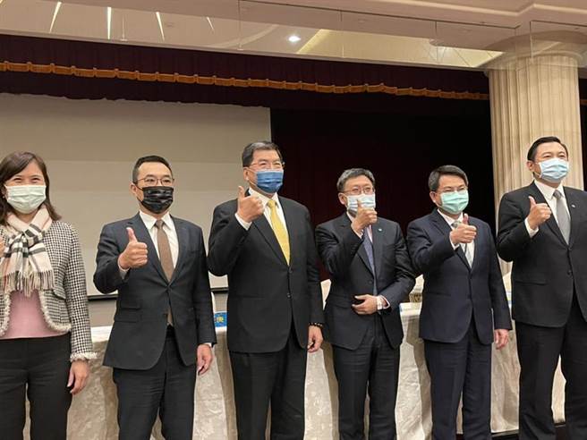 國泰金總經理李長庚(左3)認為國泰金今年獲利可比去年更高。（圖／彭禎伶）