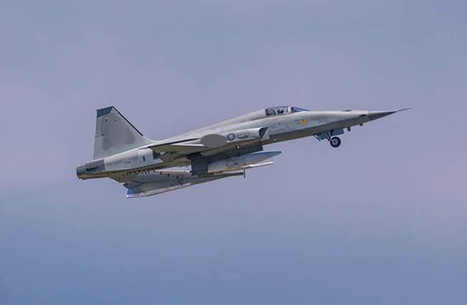 国防部2架F-5E战斗机于屏东牡丹岸际疑似空中擦撞坠海。图为F-5E战机。(陈姓航空迷提供／蔡旻妤台东传真)