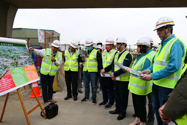 立法院交通委员会22日办理台中交通建设考察，立法委员何欣纯与交通部长林佳龙以及党籍民代针对台74线大里及雾峰(草湖)匝道工程进行会勘。（冯惠宜摄）