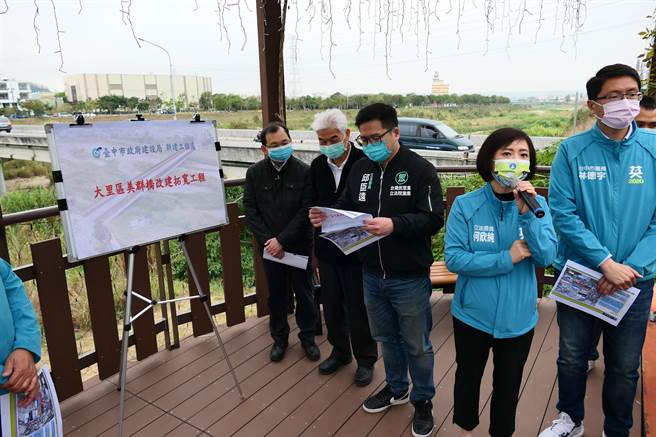 立法院交通委员会22日办理台中交通建设考察，立法委员何欣纯邀集交通部公路总局及内政部营建署到大里美群桥进行会勘。（冯惠宜摄）