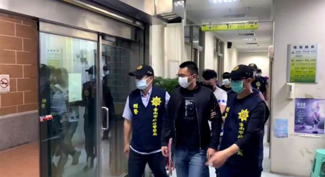 龚姓少年等10人与他人相约谈判时，涉嫌持辣椒水、棍棒攻击对方，被警方依法传唤到案。（读者提供／洪荣志台南传真）