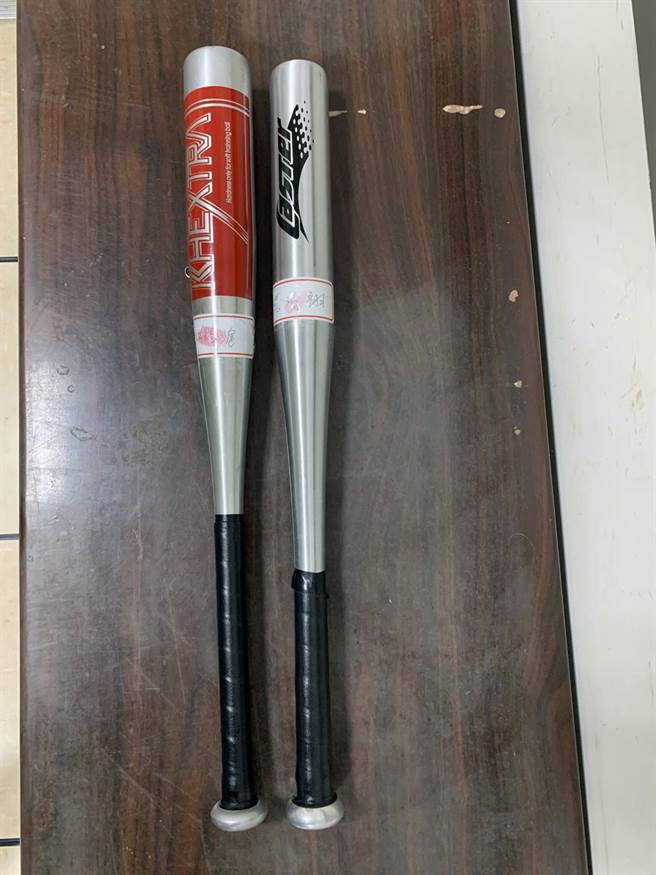 警方查扣龚姓少年等10人用来攻击他人的棍棒。（读者提供／洪荣志台南传真）