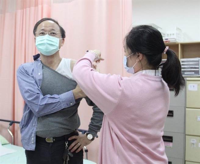 榮總新竹分院院長彭家勛率先施打AZ疫苗。（竹榮提供／羅浚濱新竹傳真）