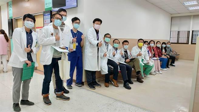 榮總新竹分院第一線醫護人員陸續接種AZ疫苗。（竹榮提供／羅浚濱新竹傳真）