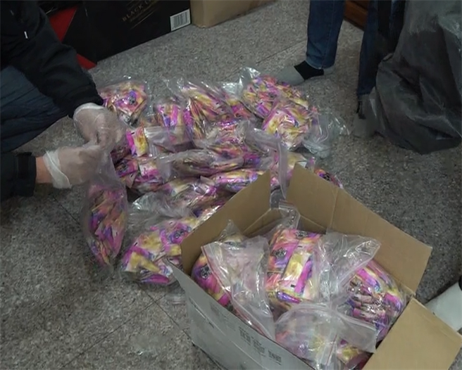 台中市警局刑警大队破获贩毒小蜜蜂集团，查获总计毛重约34公斤、3500包三级毒品咖啡包。（台中市警局提供／冯惠宜台中传真）