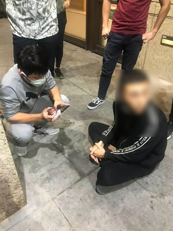 张男透过交友软体认识王姓主嫌，抱着侥幸心理，以每包赚取100元之利润担任小蜜蜂，未料上工一周就遭逮捕。（台中市警局提供／冯惠宜台中传真）