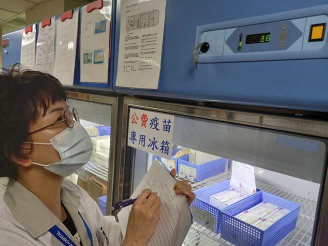 嘉义基督教医院人员监看AZ疫苗保存情形。（嘉义市政府提供／廖素慧嘉市传真）